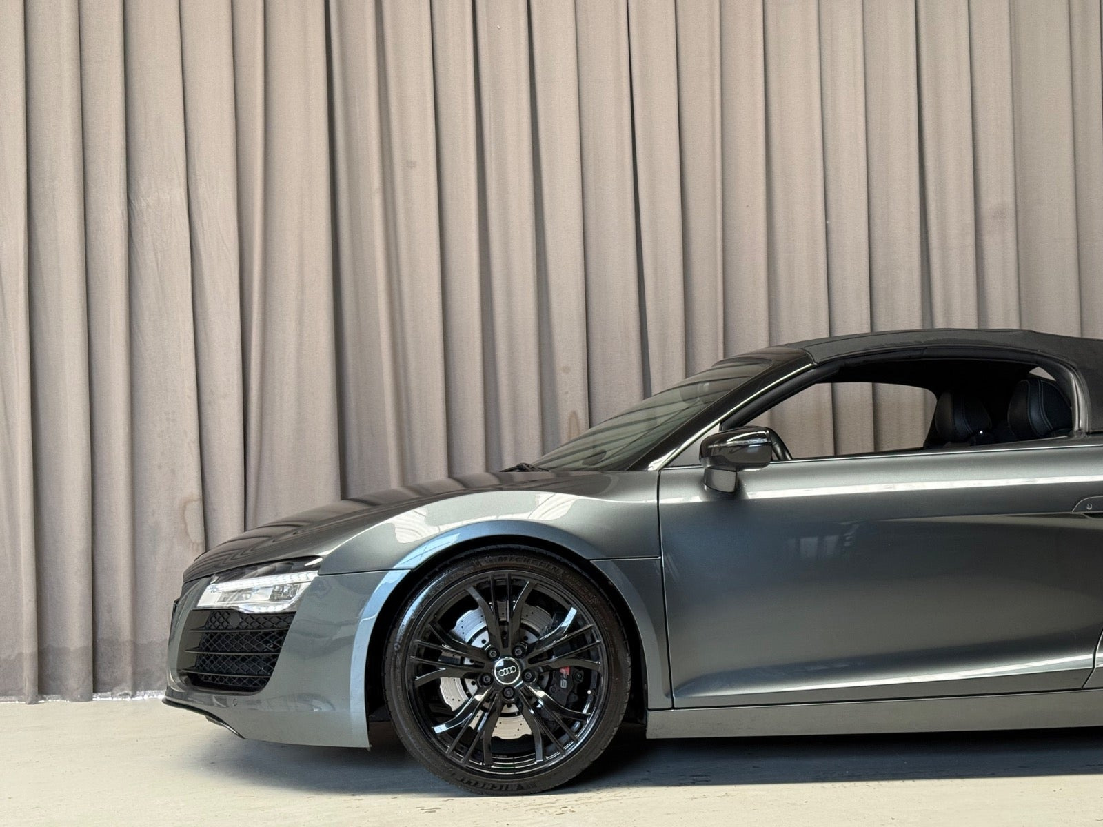 Grå Audi R8 fra 2013