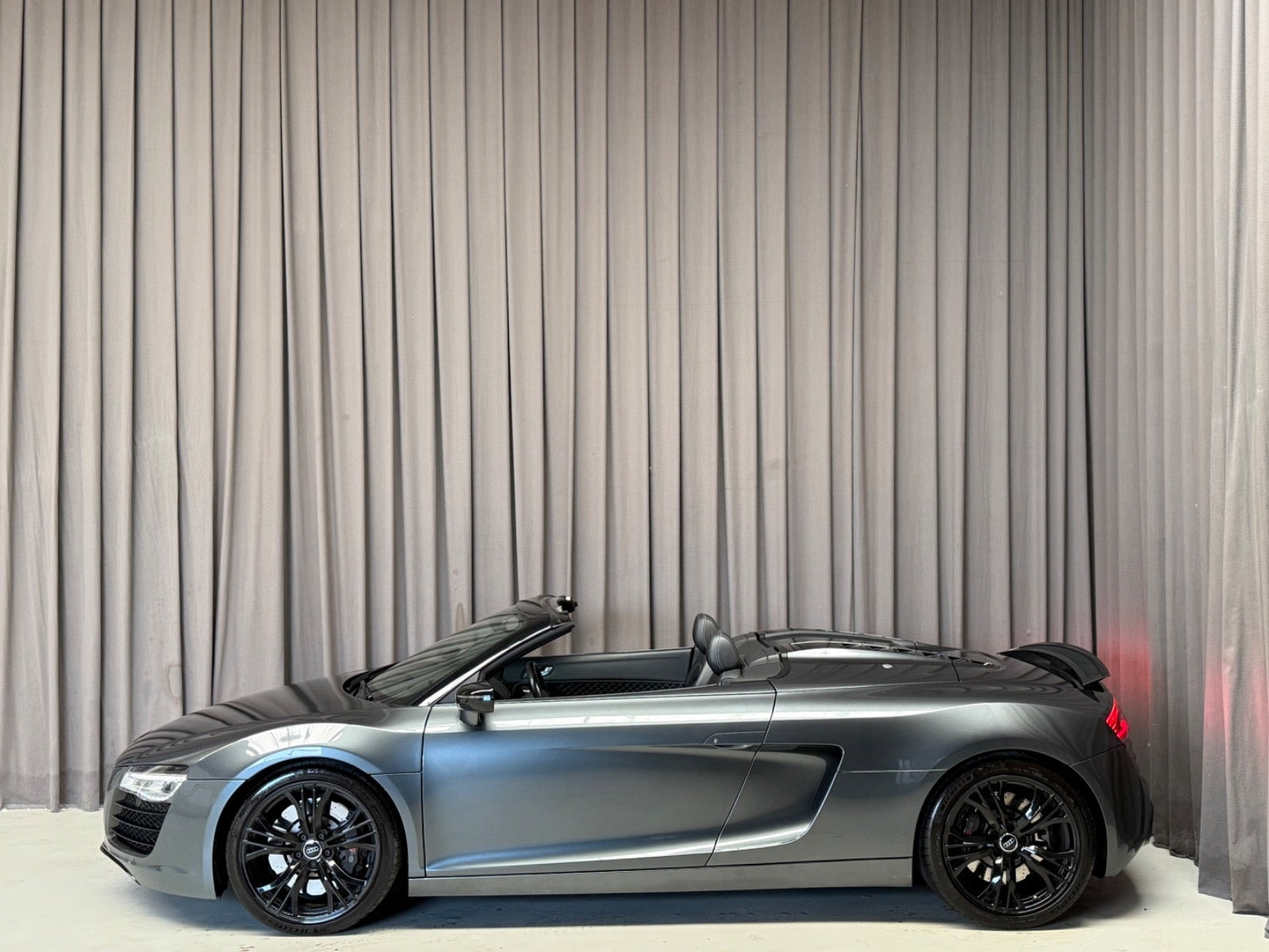 Grå Audi R8 fra 2013