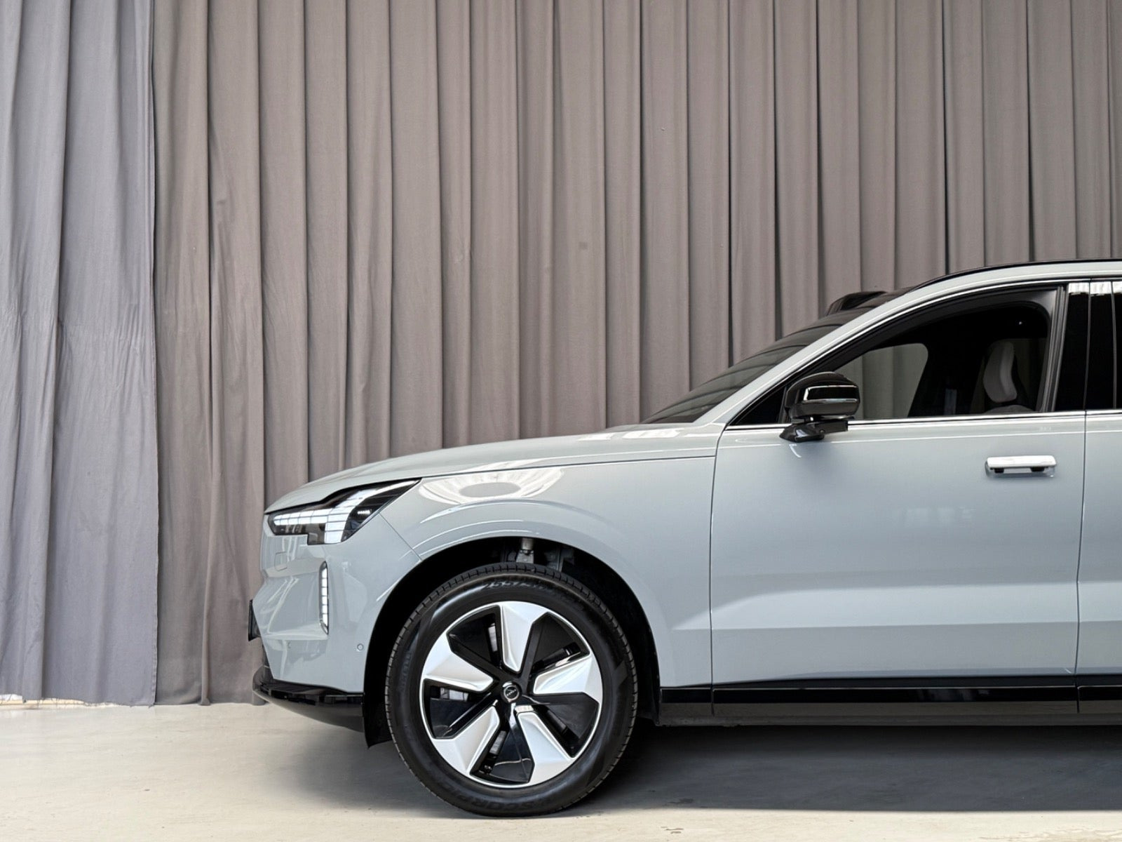 Grå Volvo EX90 fra 2025