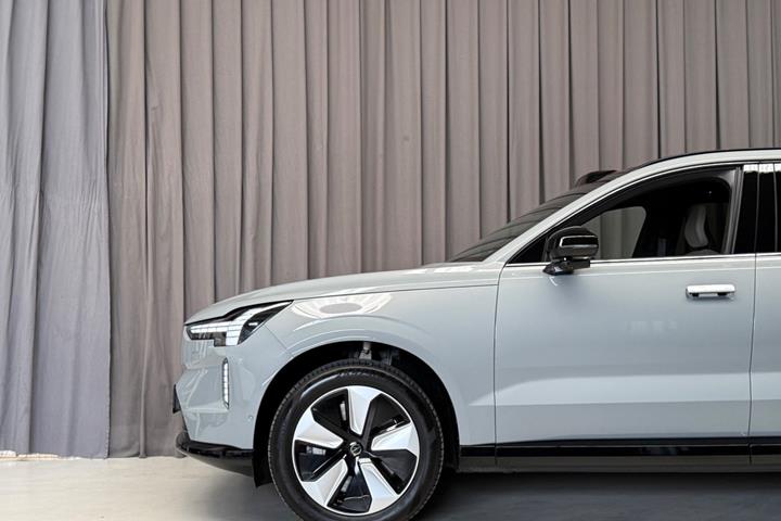 Grå Volvo EX90 fra 2025