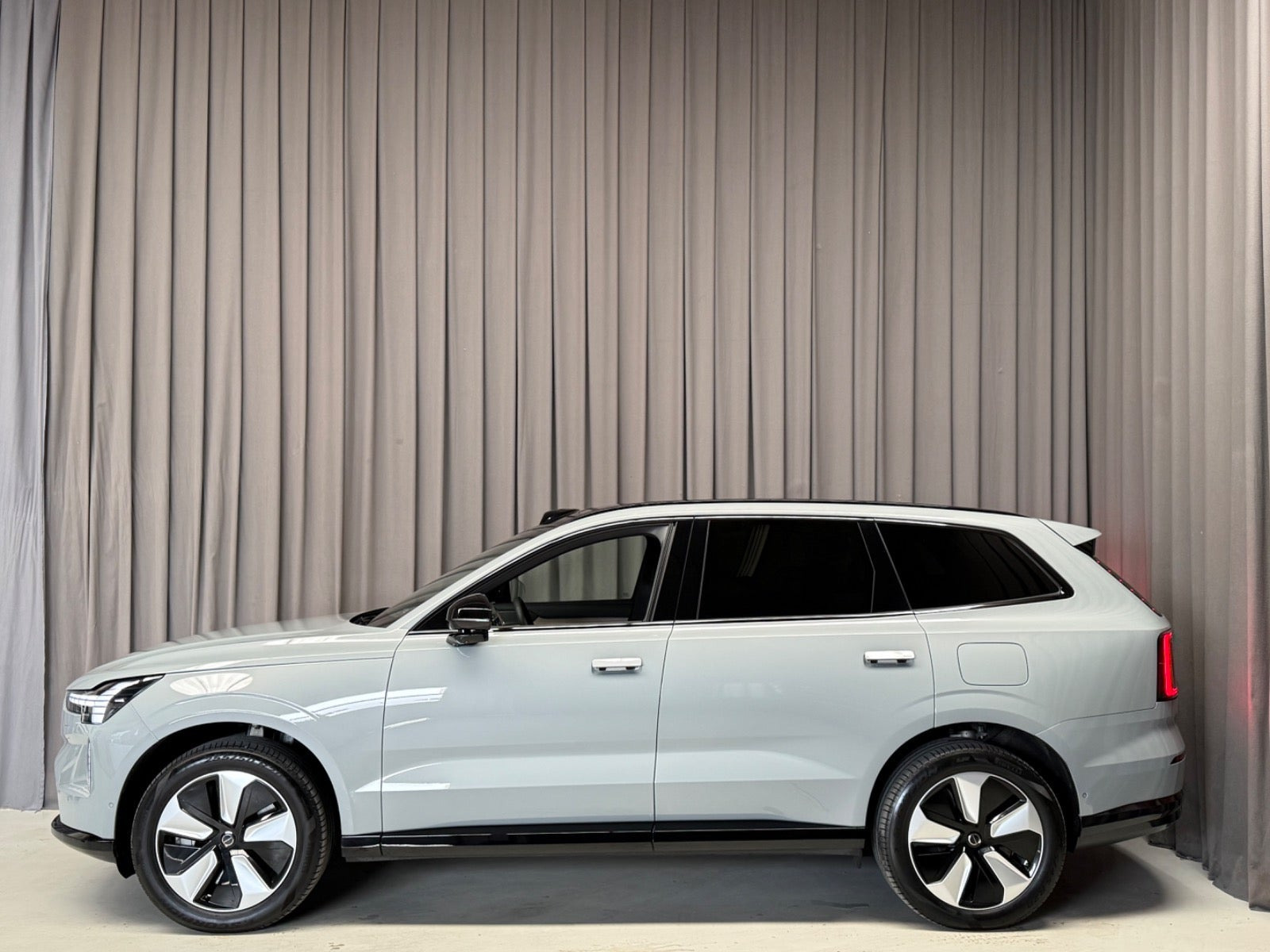 Grå Volvo EX90 fra 2025