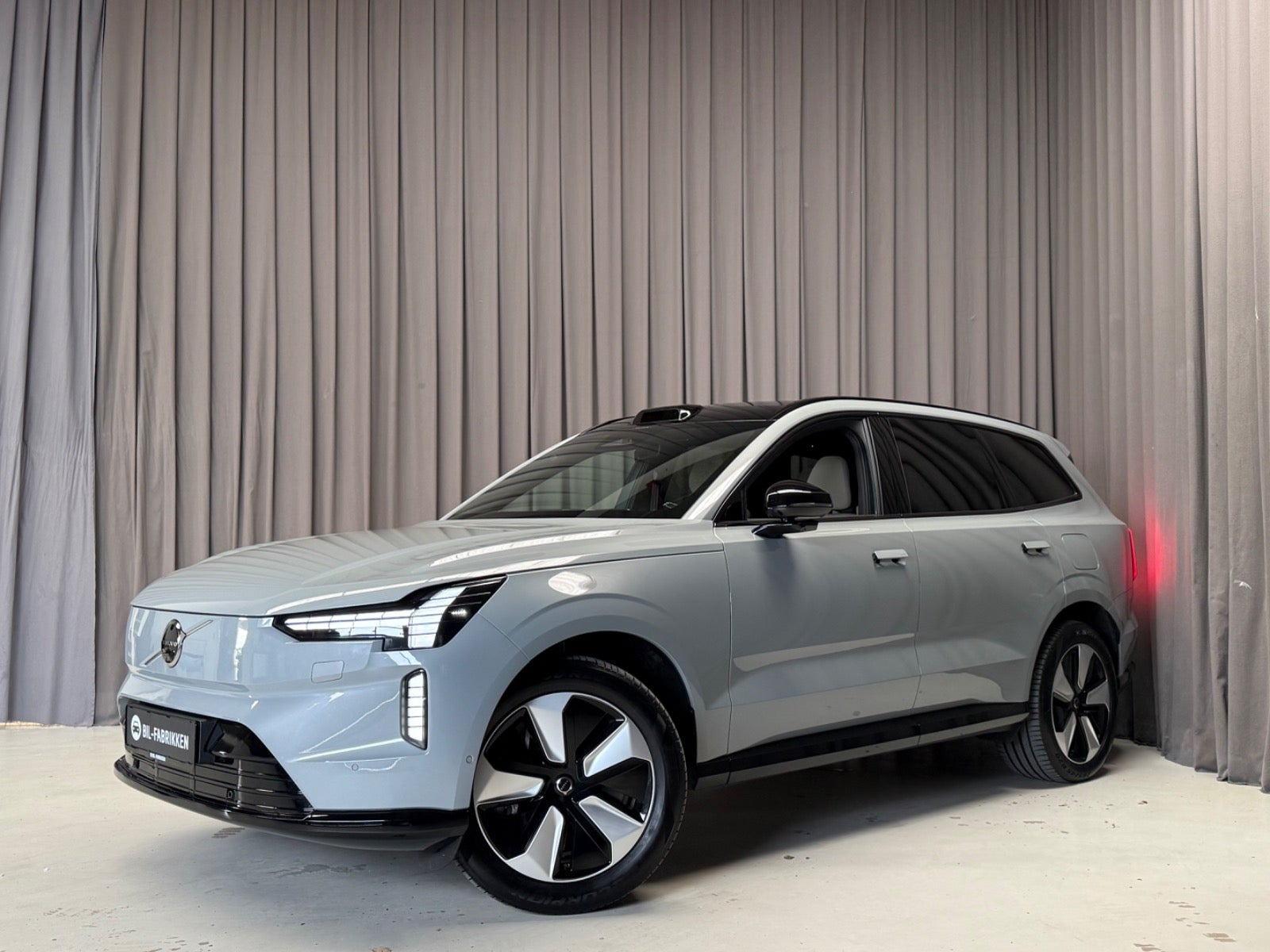 Grå Volvo EX90 fra 2025