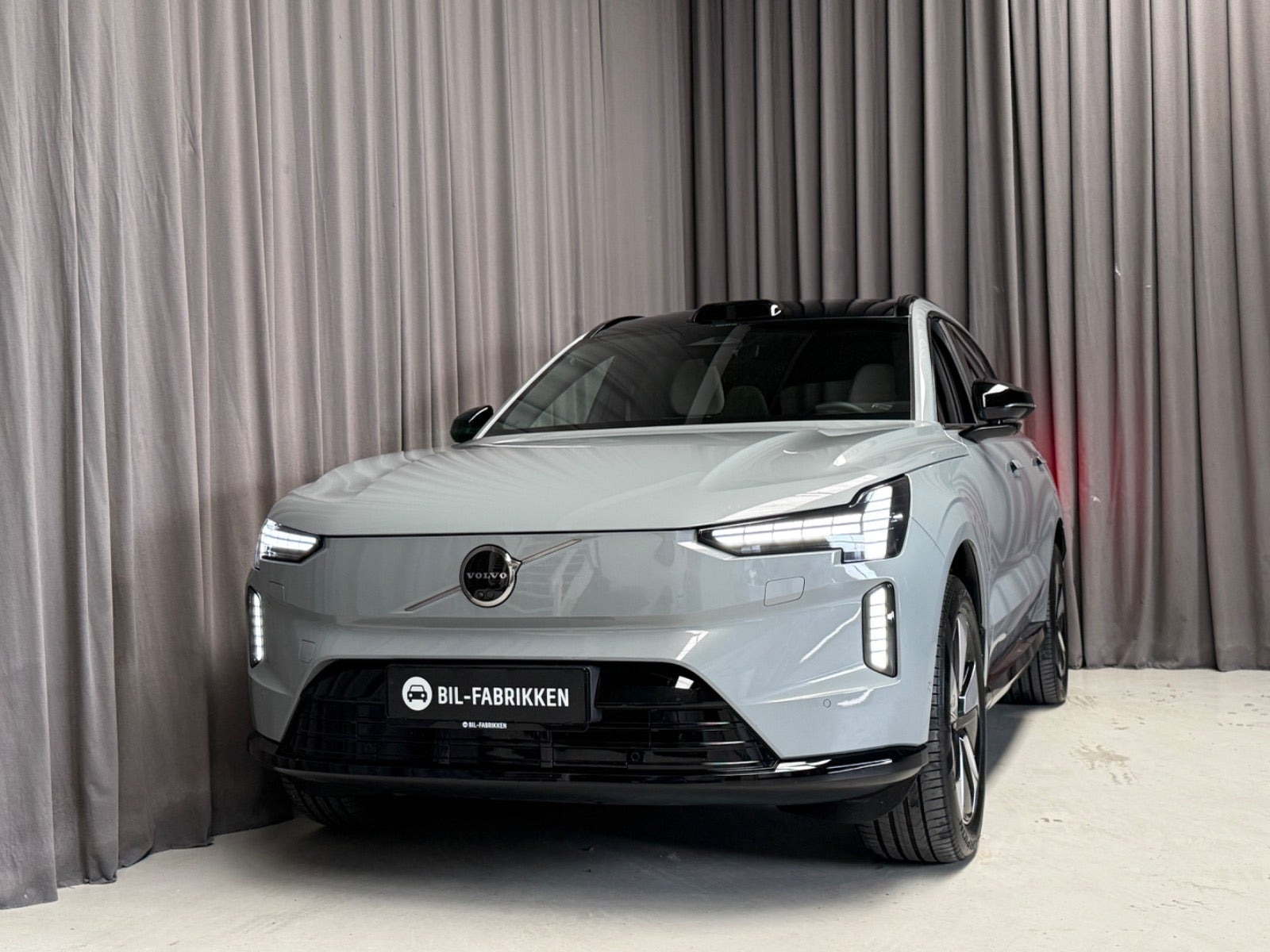 Grå Volvo EX90 fra 2025