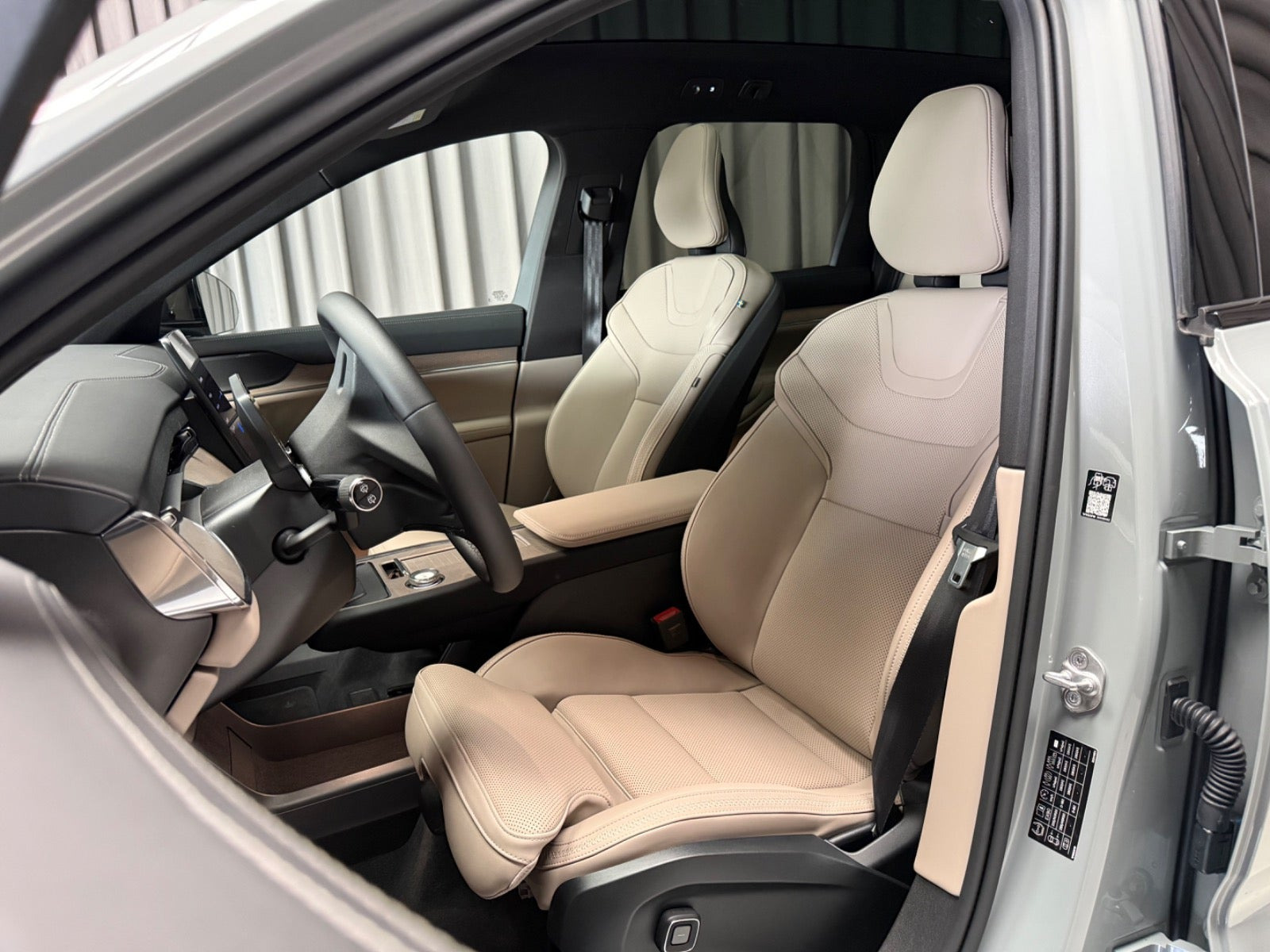 Grå Volvo EX90 fra 2025