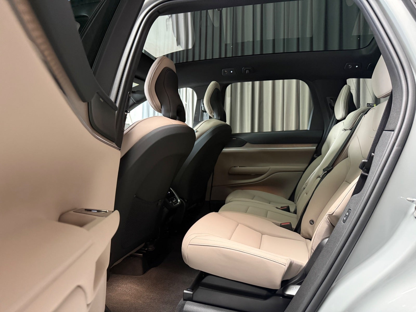 Grå Volvo EX90 fra 2025