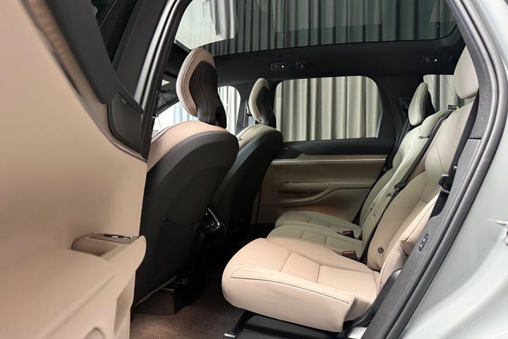 Grå Volvo EX90 fra 2025