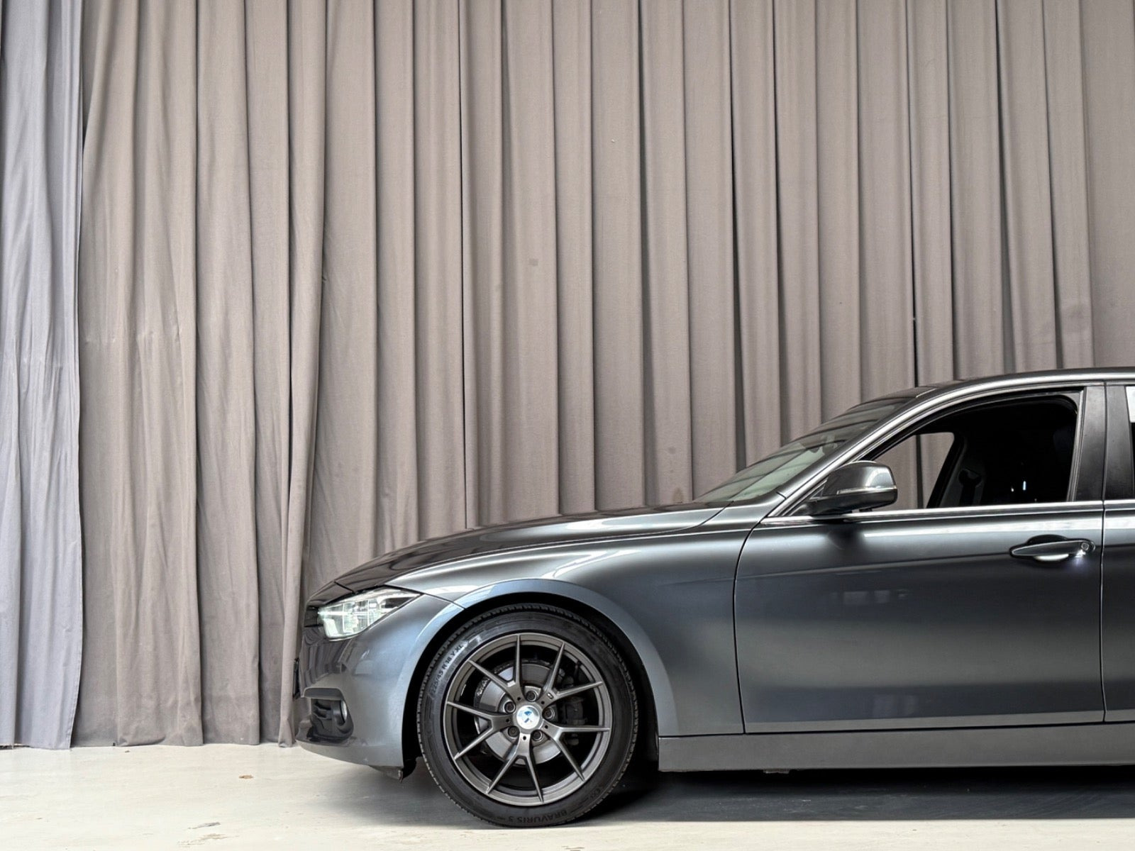 Grå BMW 320d fra 2016