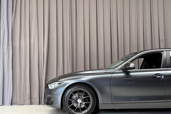 Grå BMW 320d fra 2016