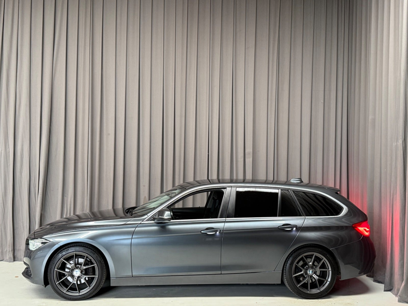 Grå BMW 320d fra 2016