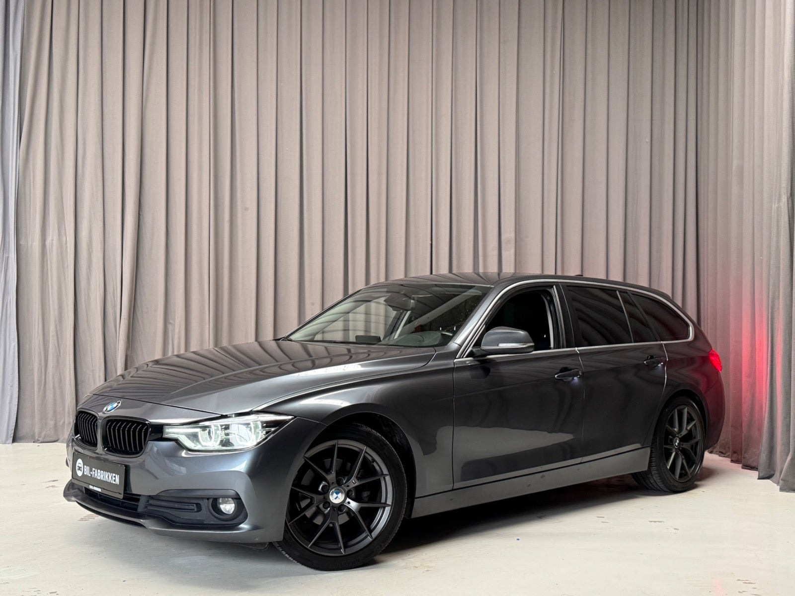 Grå BMW 320d fra 2016