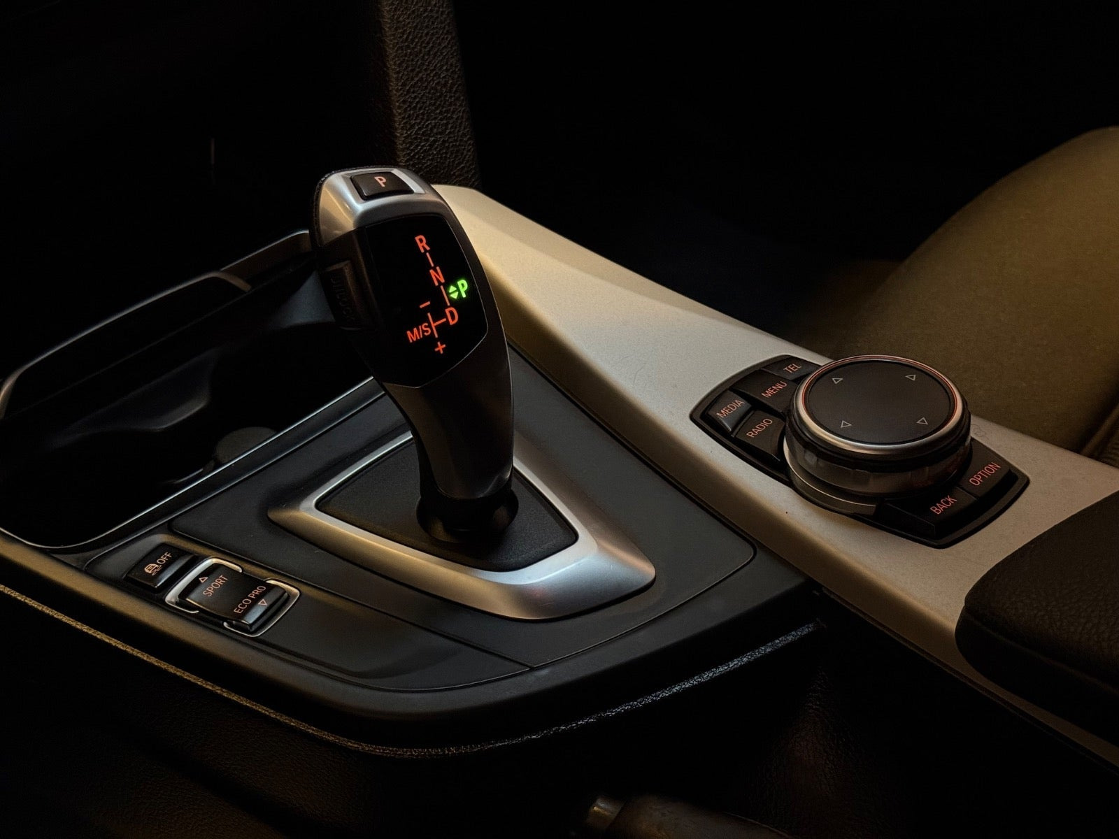 Grå BMW 320d fra 2016