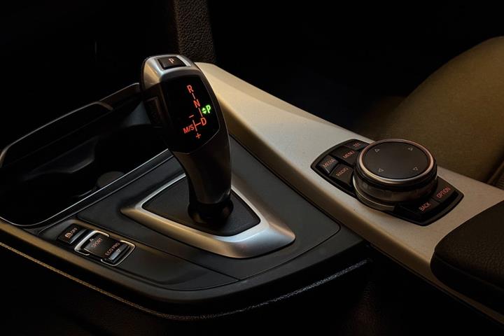 Grå BMW 320d fra 2016