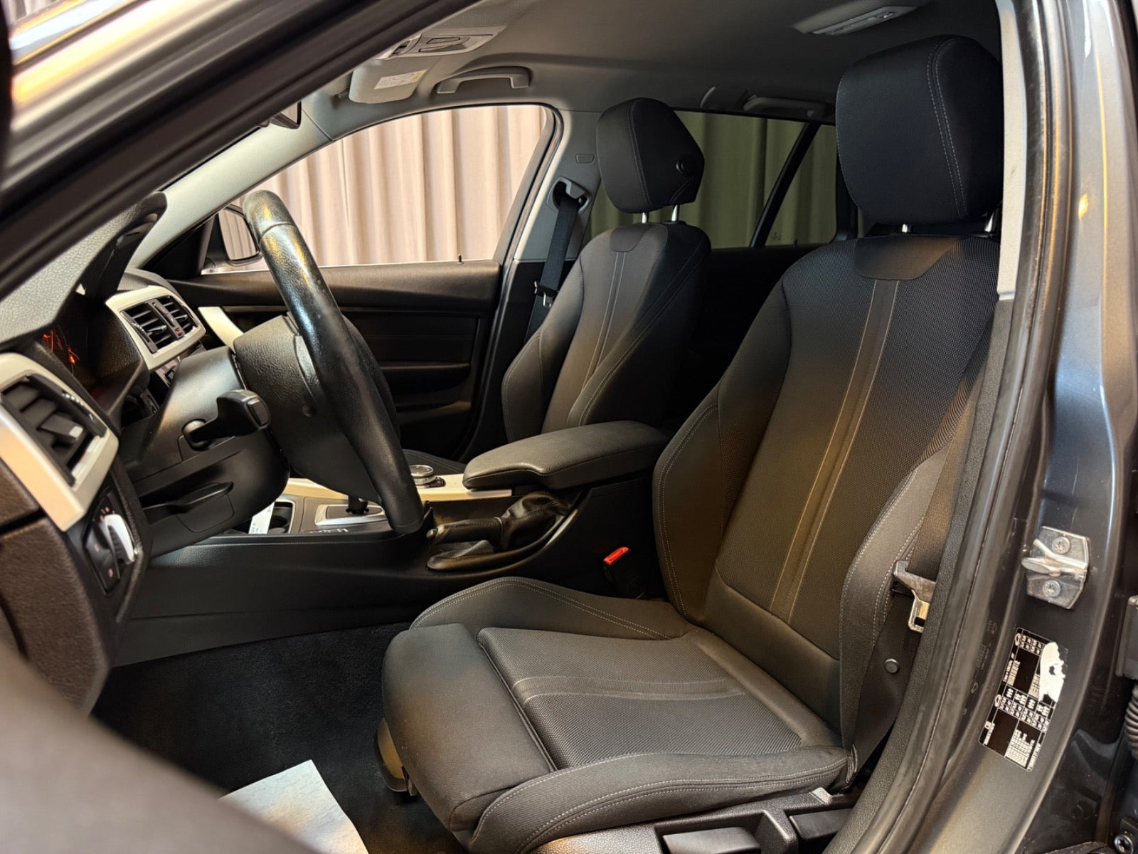 Grå BMW 320d fra 2016