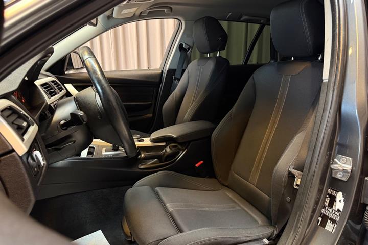 Grå BMW 320d fra 2016