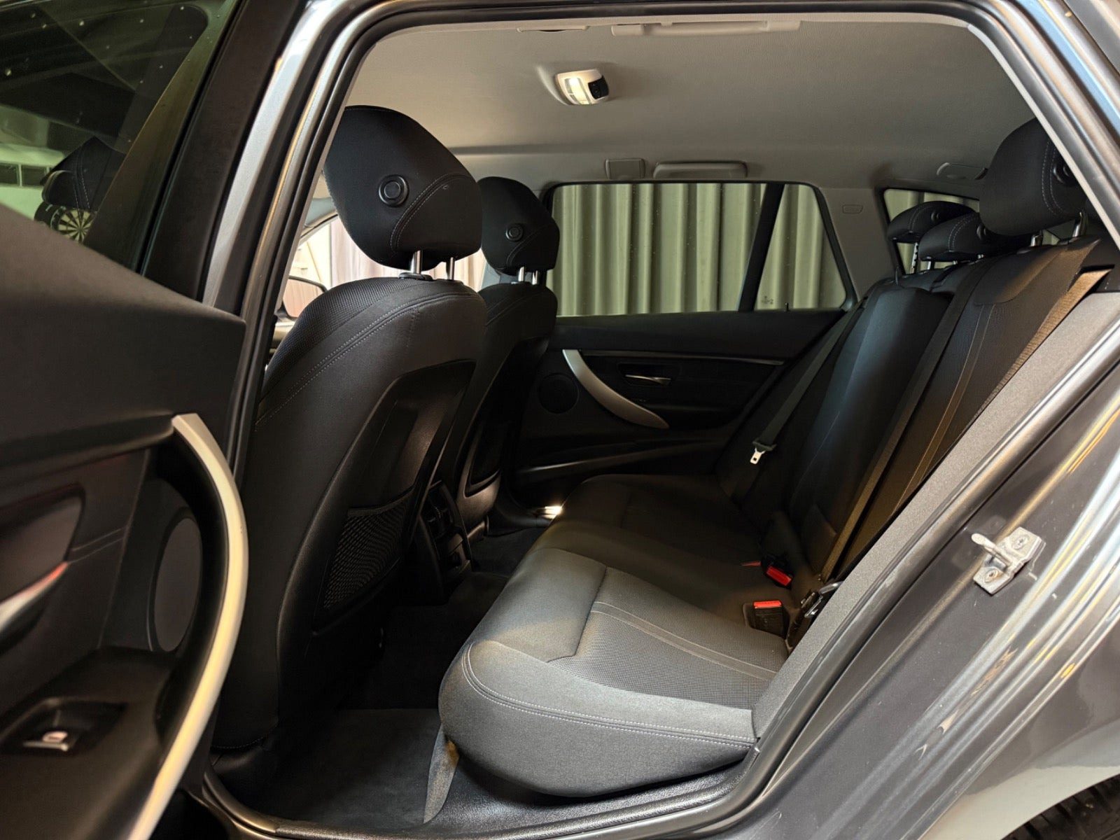Grå BMW 320d fra 2016