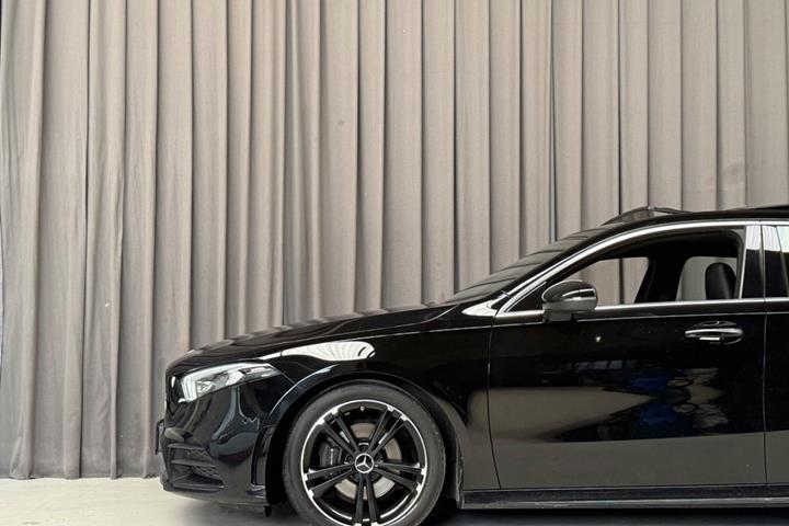 Rød Mercedes A200 fra 2018