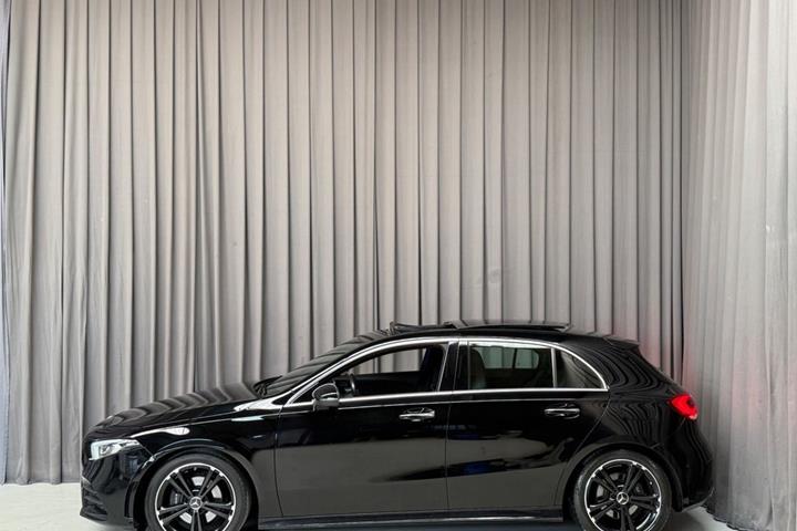 Rød Mercedes A200 fra 2018