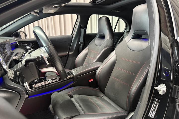 Rød Mercedes A200 fra 2018