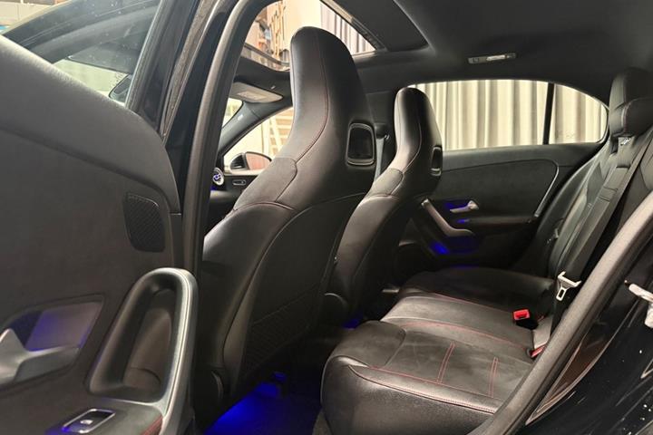 Rød Mercedes A200 fra 2018