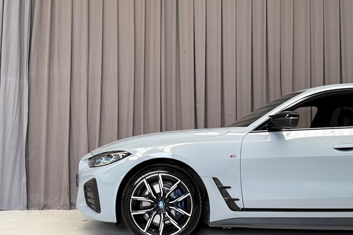 Grå BMW i4 fra 2022