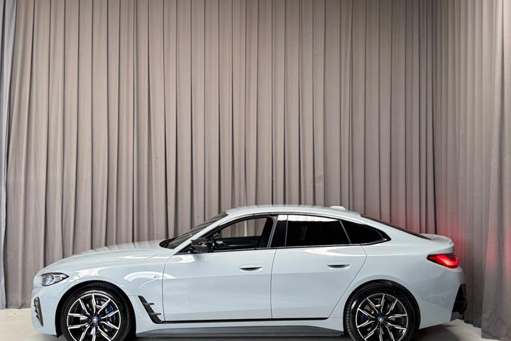 Grå BMW i4 fra 2022