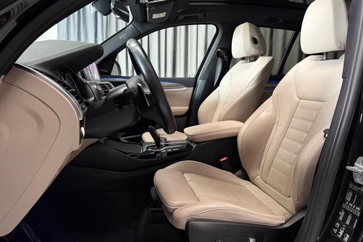 Sort BMW X3 fra 2017