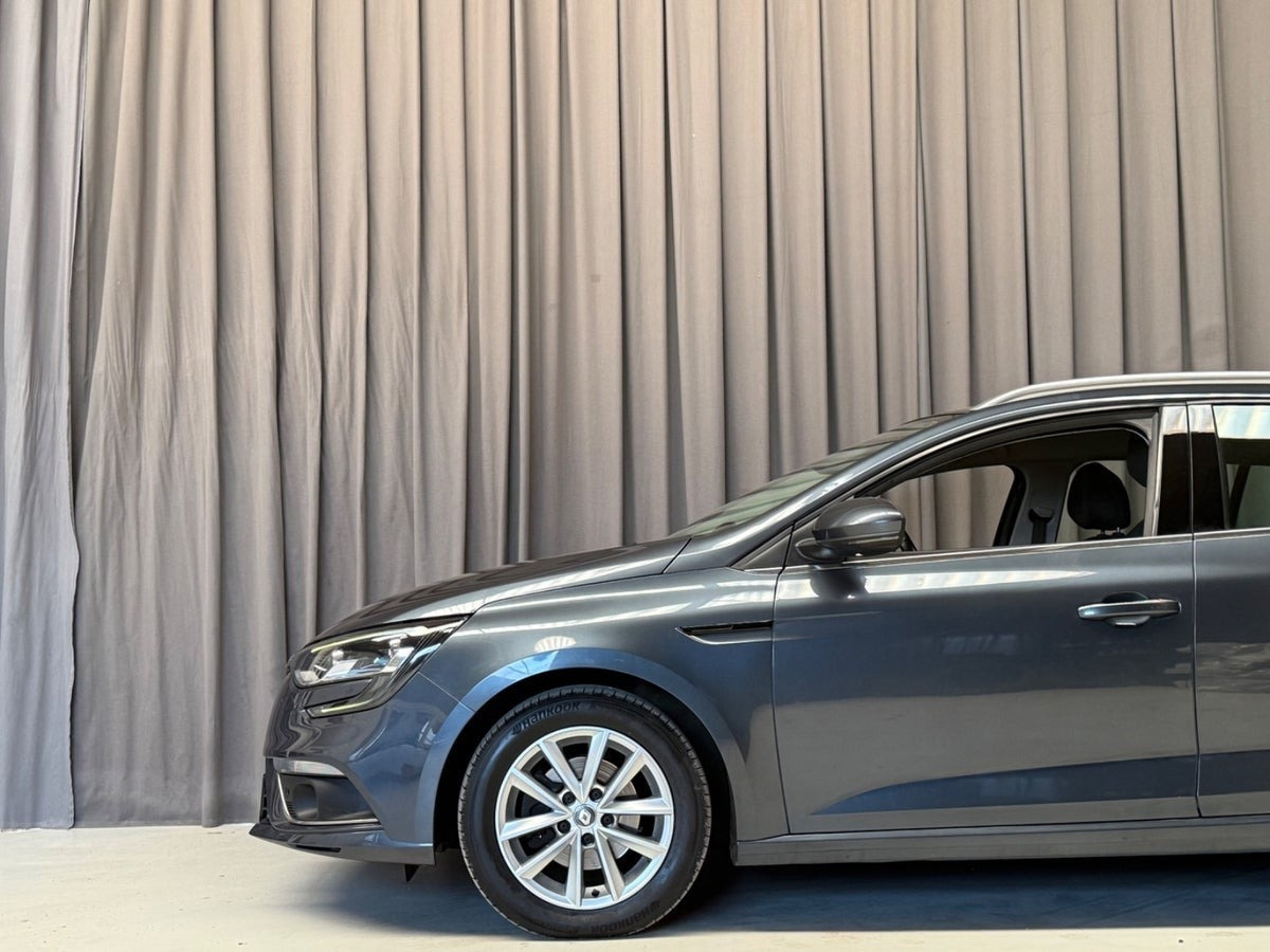 Grå Renault Megane IV fra 2018