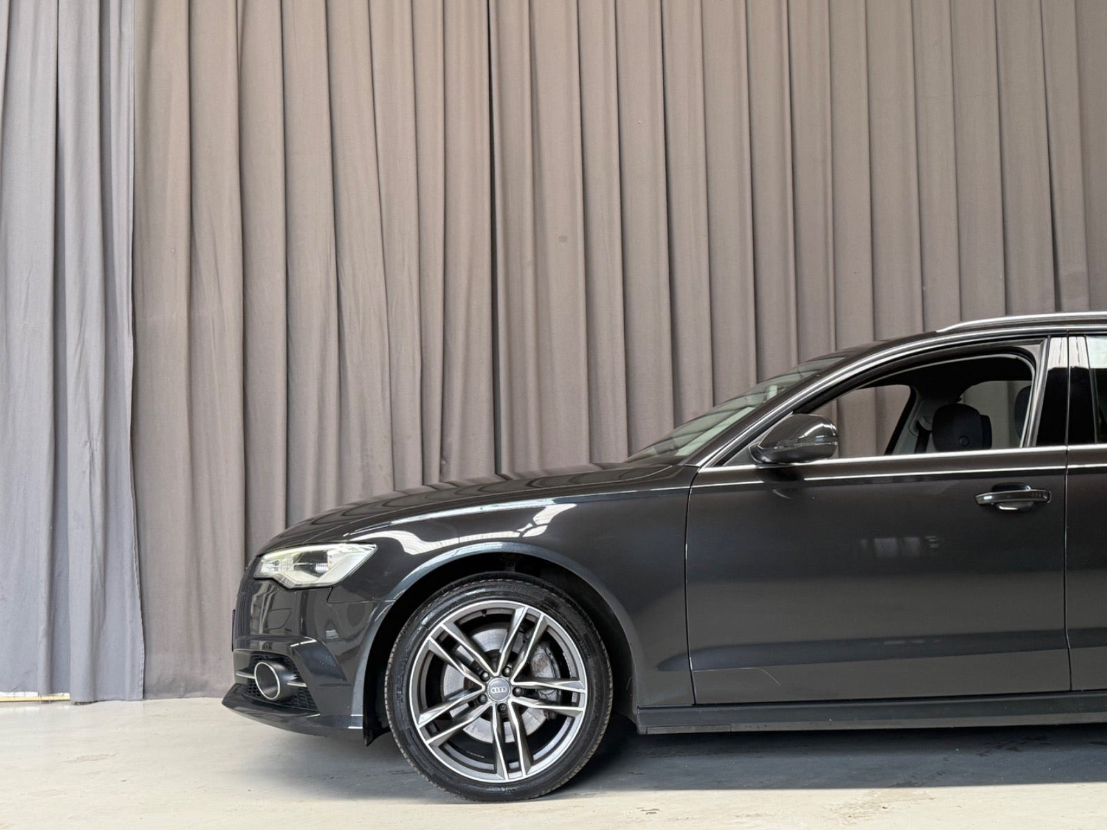 Grå Audi A6 fra 2016