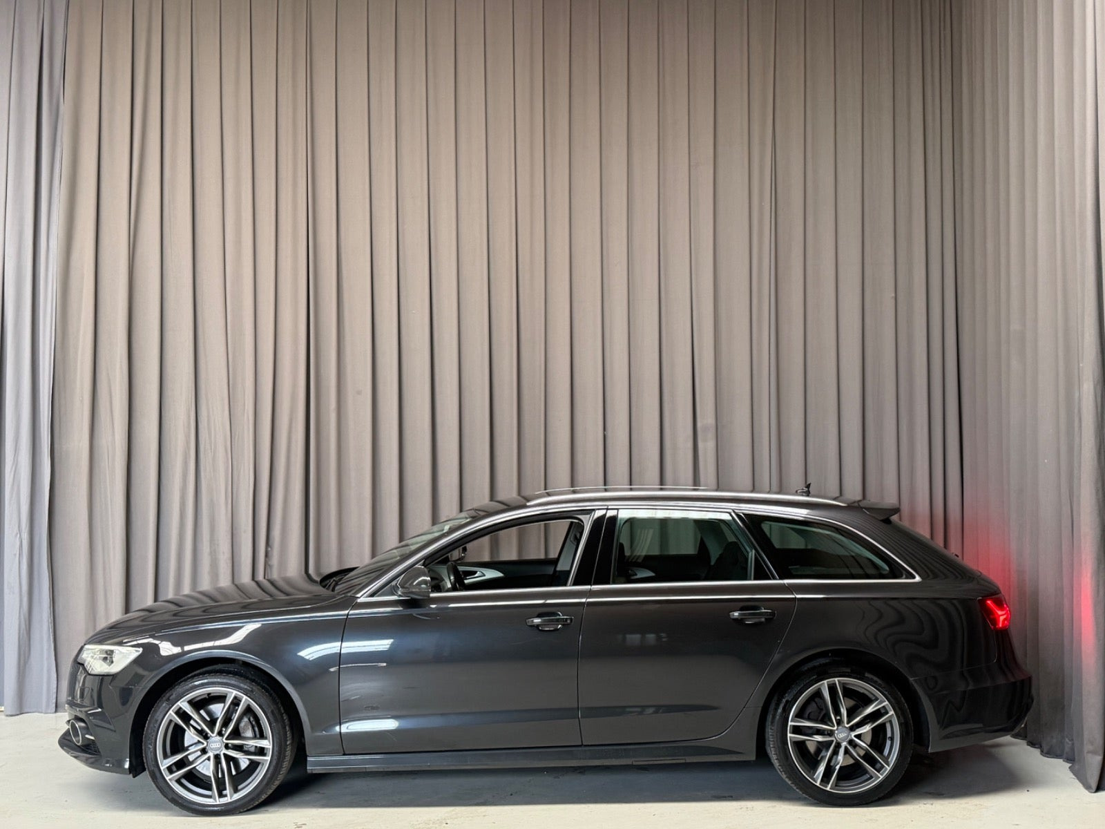 Grå Audi A6 fra 2016