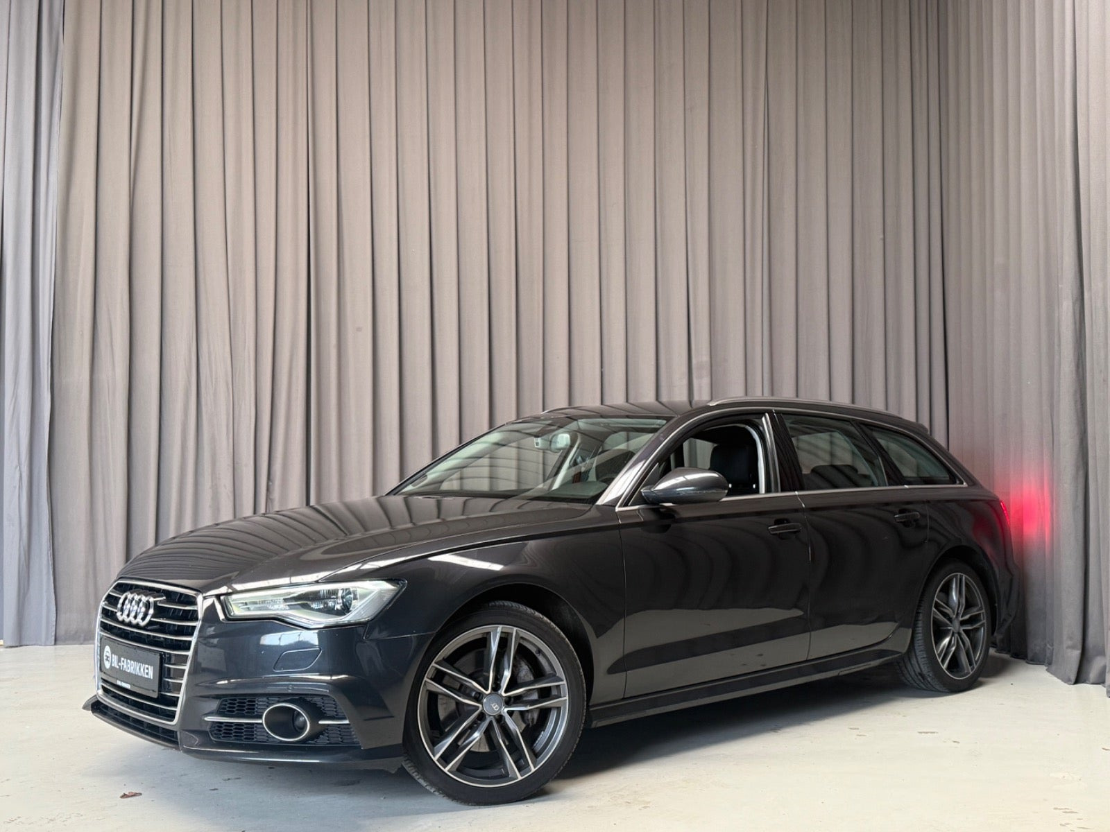 Grå Audi A6 fra 2016