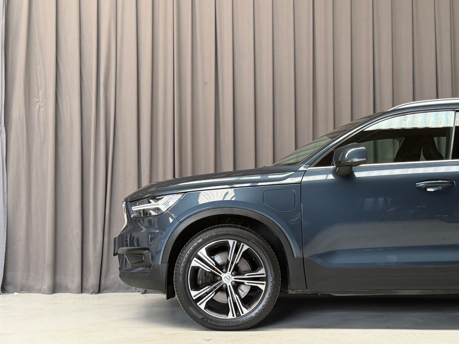 Blå Volvo XC40 fra 2021