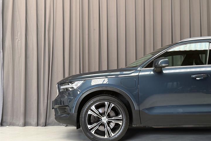 Blå Volvo XC40 fra 2021