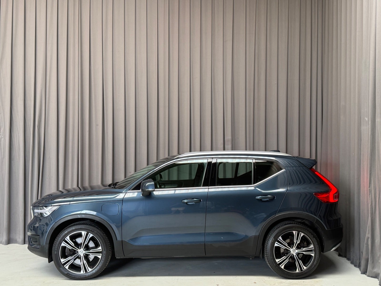 Blå Volvo XC40 fra 2021