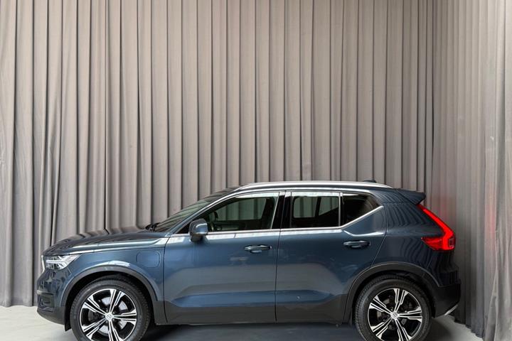 Blå Volvo XC40 fra 2021