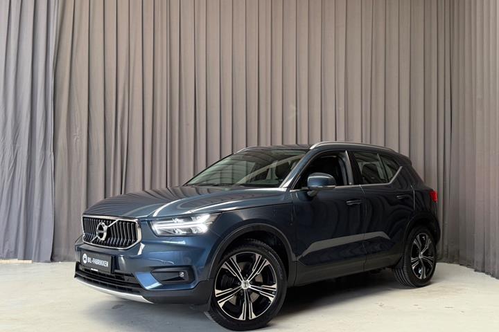 Blå Volvo XC40 fra 2021