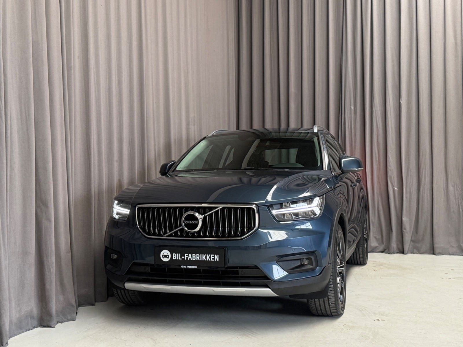 Blå Volvo XC40 fra 2021