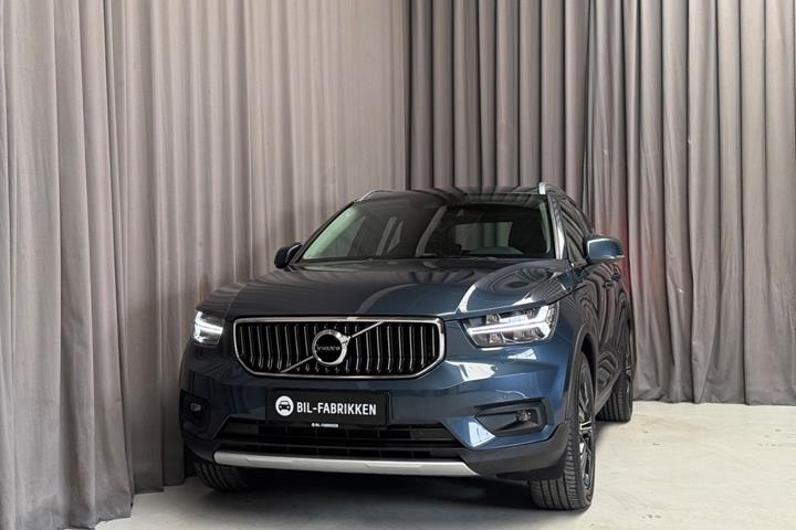 Blå Volvo XC40 fra 2021