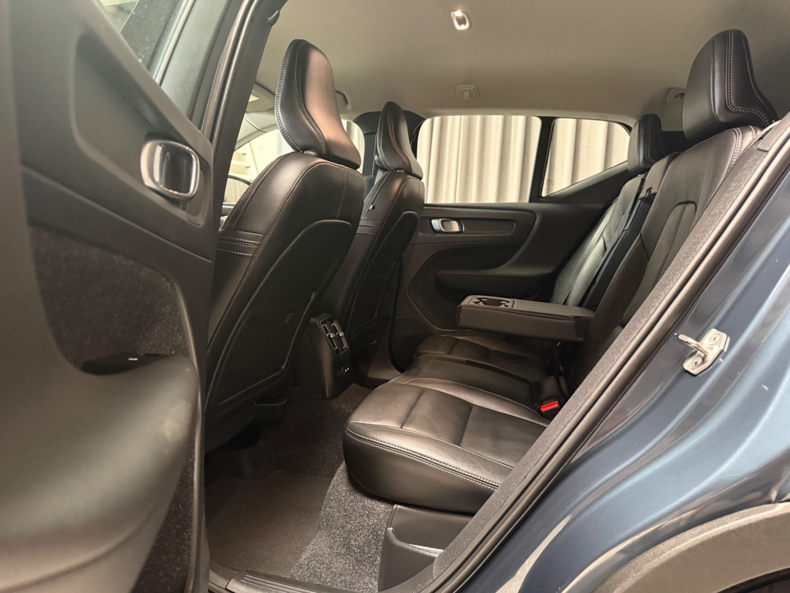 Blå Volvo XC40 fra 2021