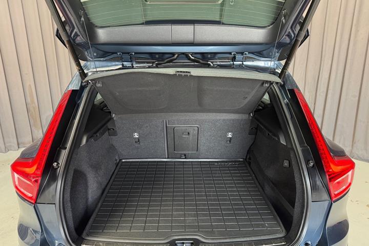 Blå Volvo XC40 fra 2021