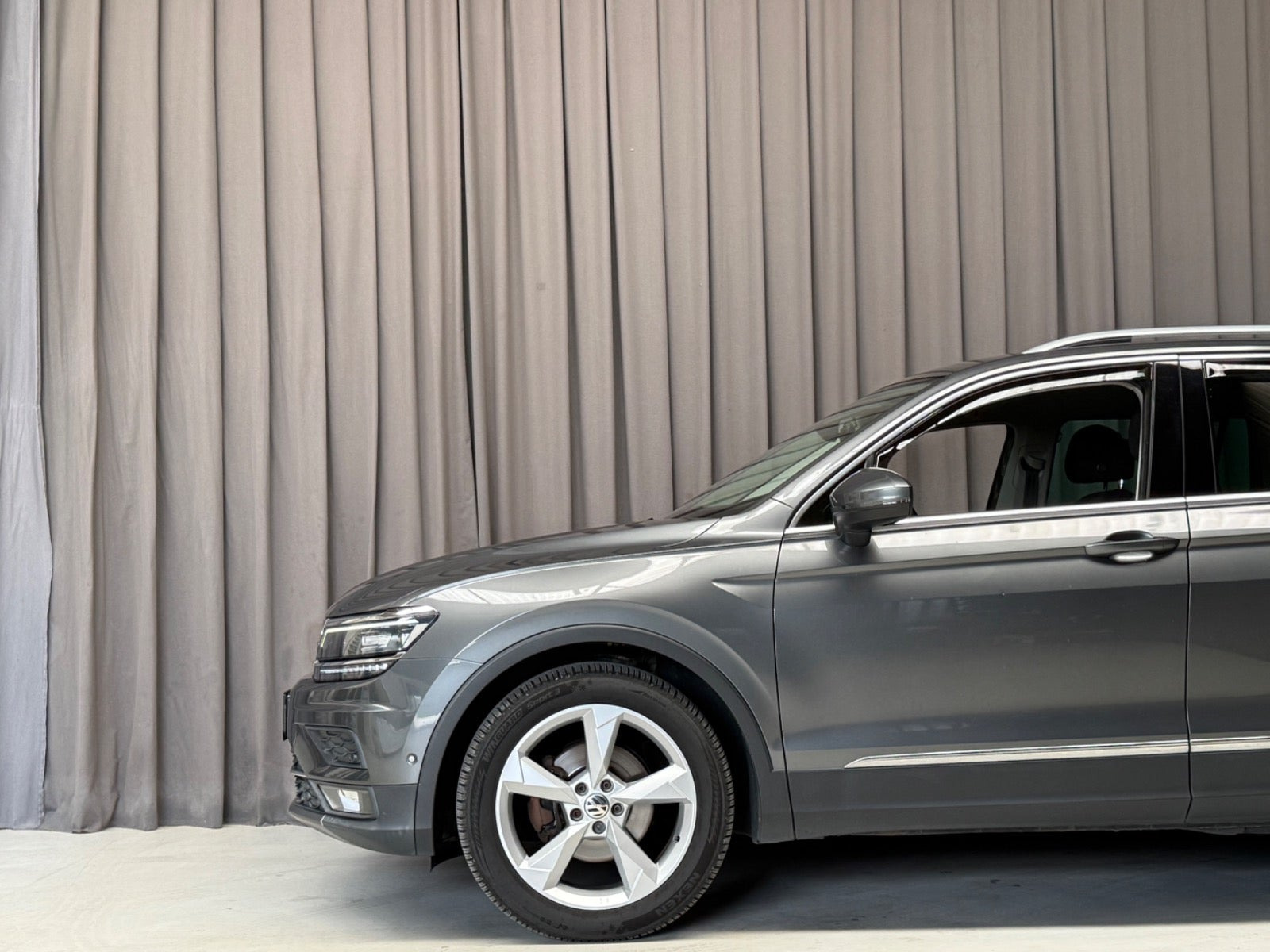 Grå VW Tiguan fra 2018