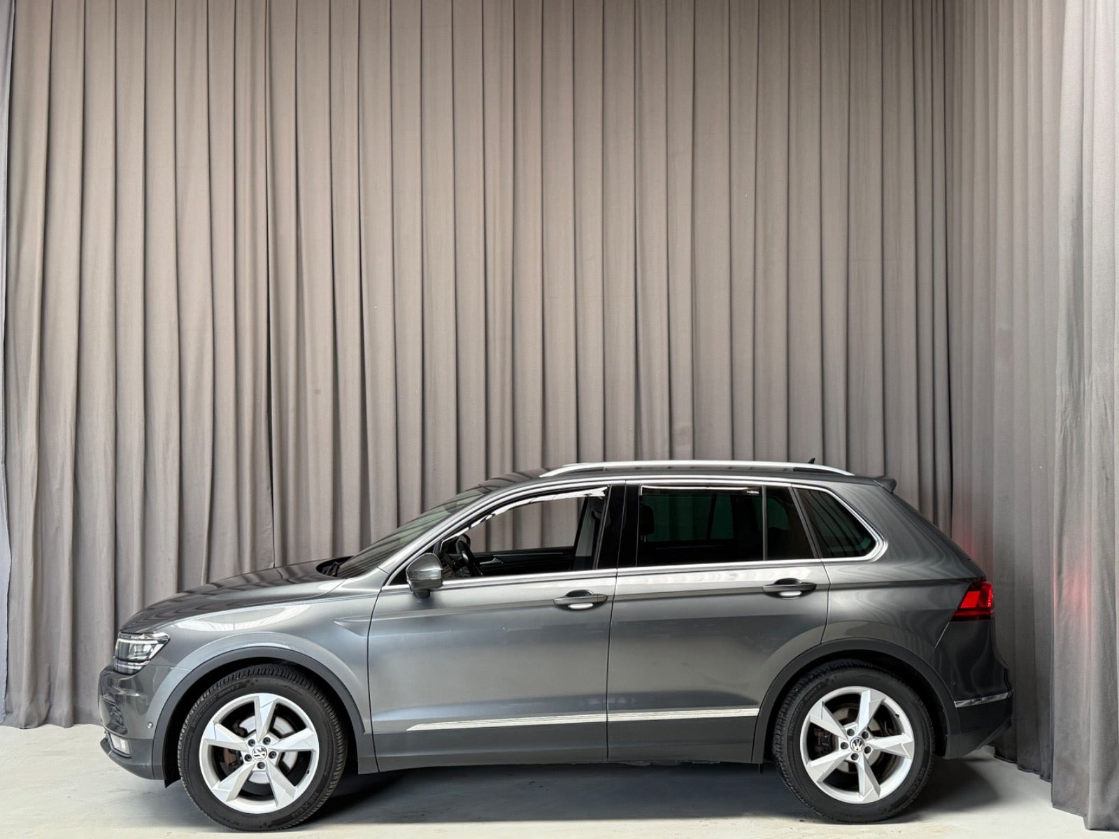Grå VW Tiguan fra 2018
