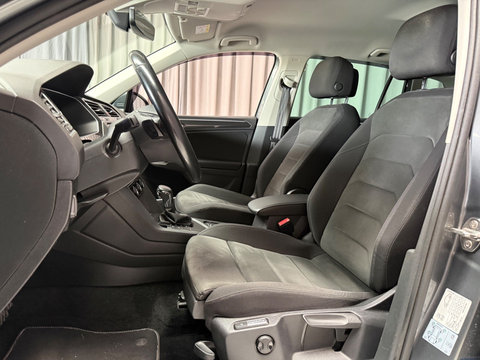 Grå VW Tiguan fra 2018