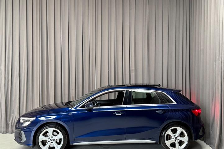 Blå Audi A3 fra 2021