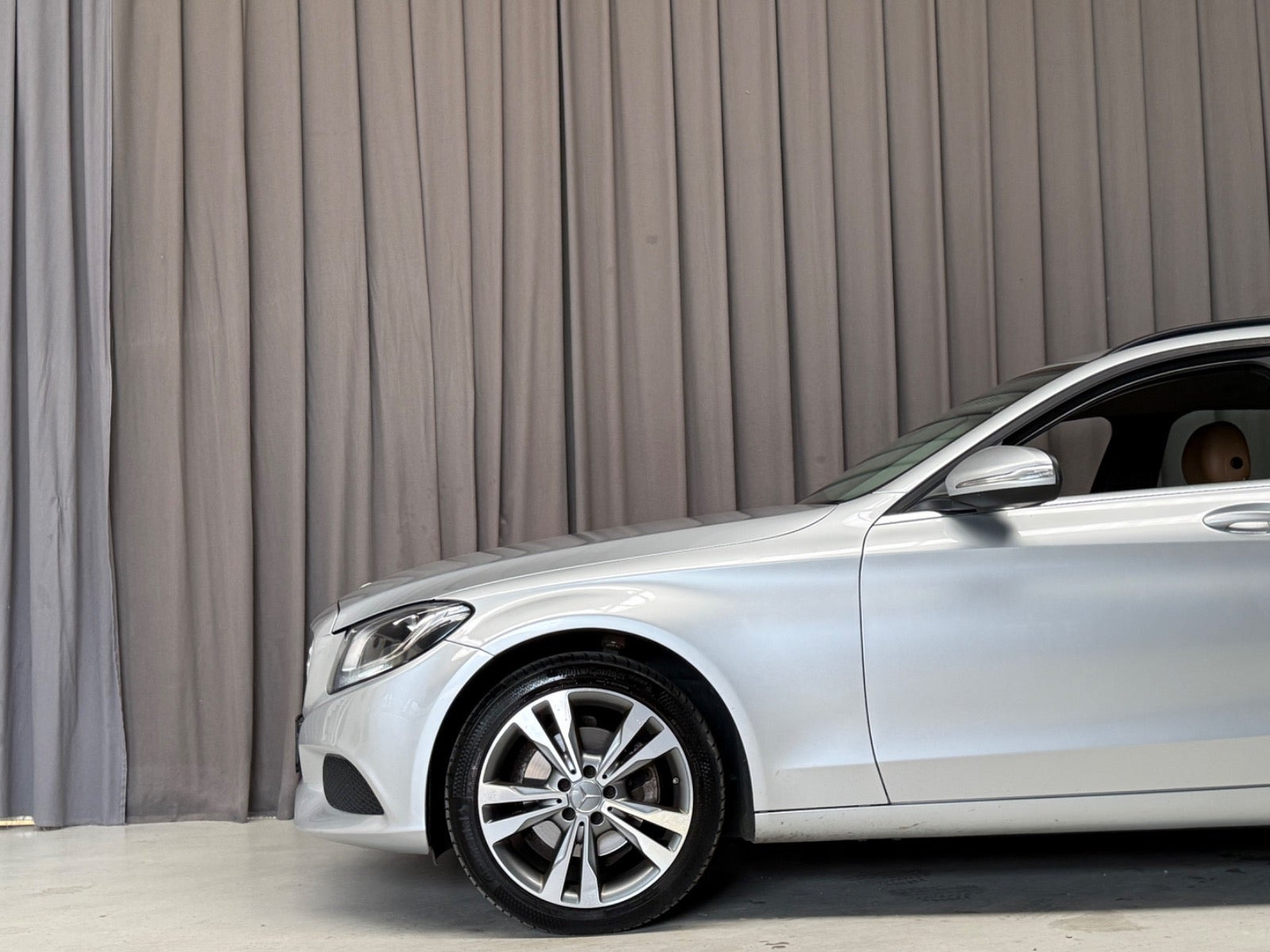 Sølv Mercedes C200 fra 2015