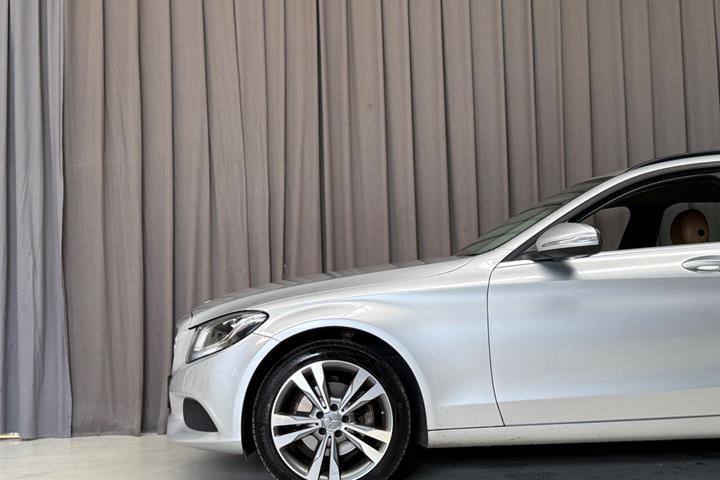 Sølv Mercedes C200 fra 2015