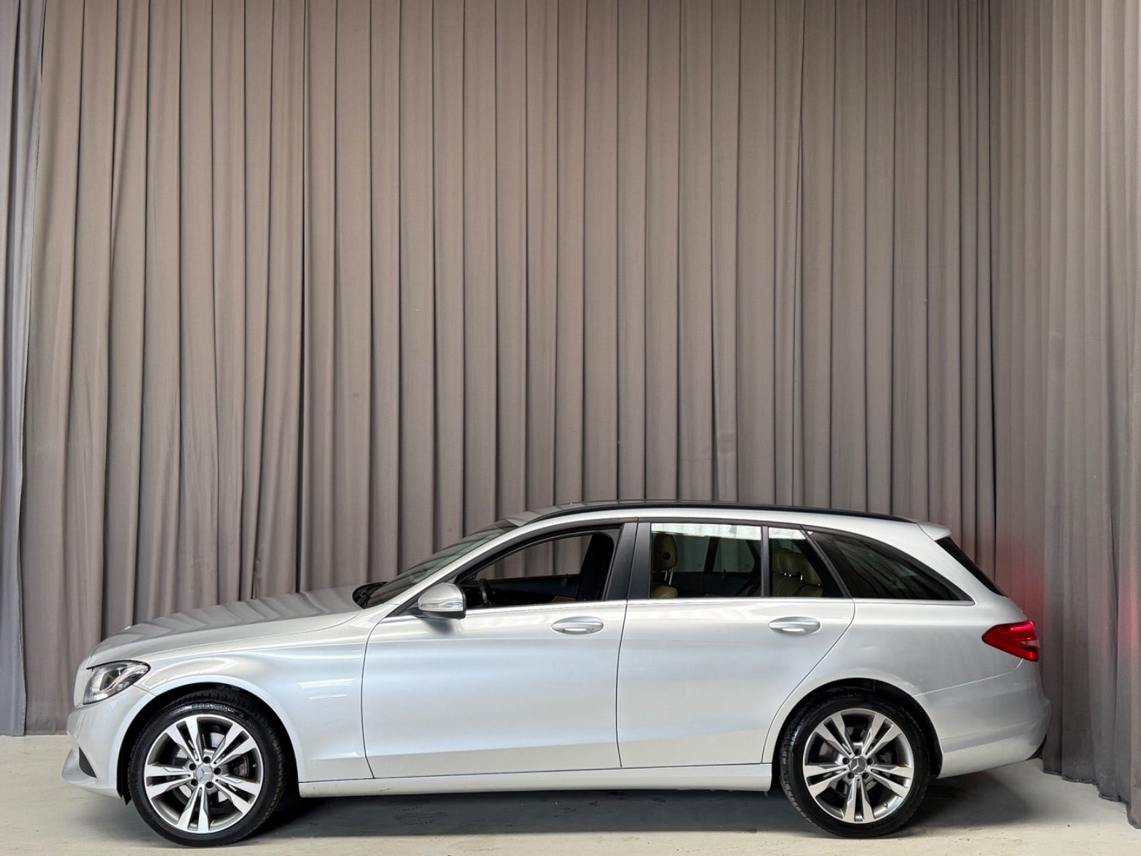 Sølv Mercedes C200 fra 2015