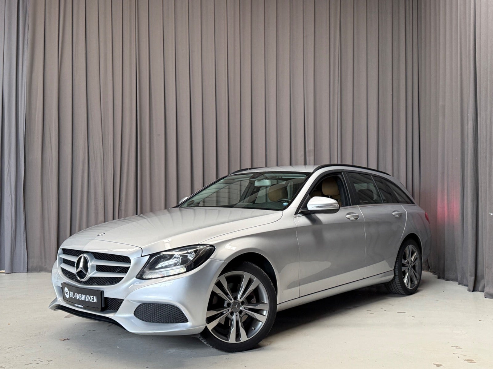 Sølv Mercedes C200 fra 2015