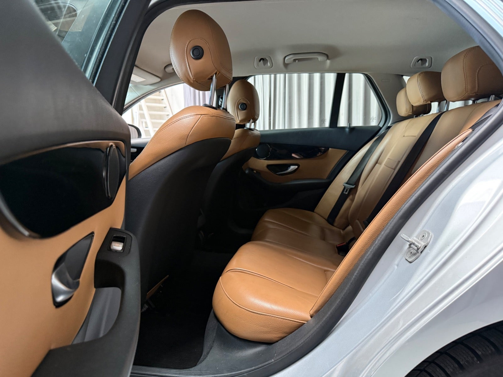 Sølv Mercedes C200 fra 2015