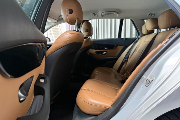 Sølv Mercedes C200 fra 2015