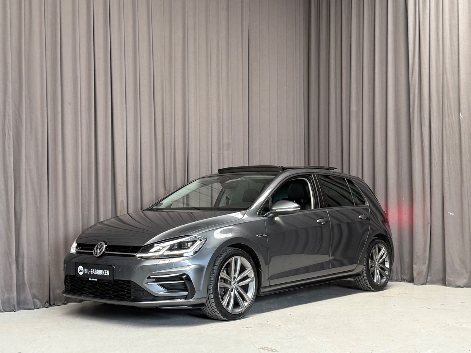 Grå VW Golf VII fra 2017